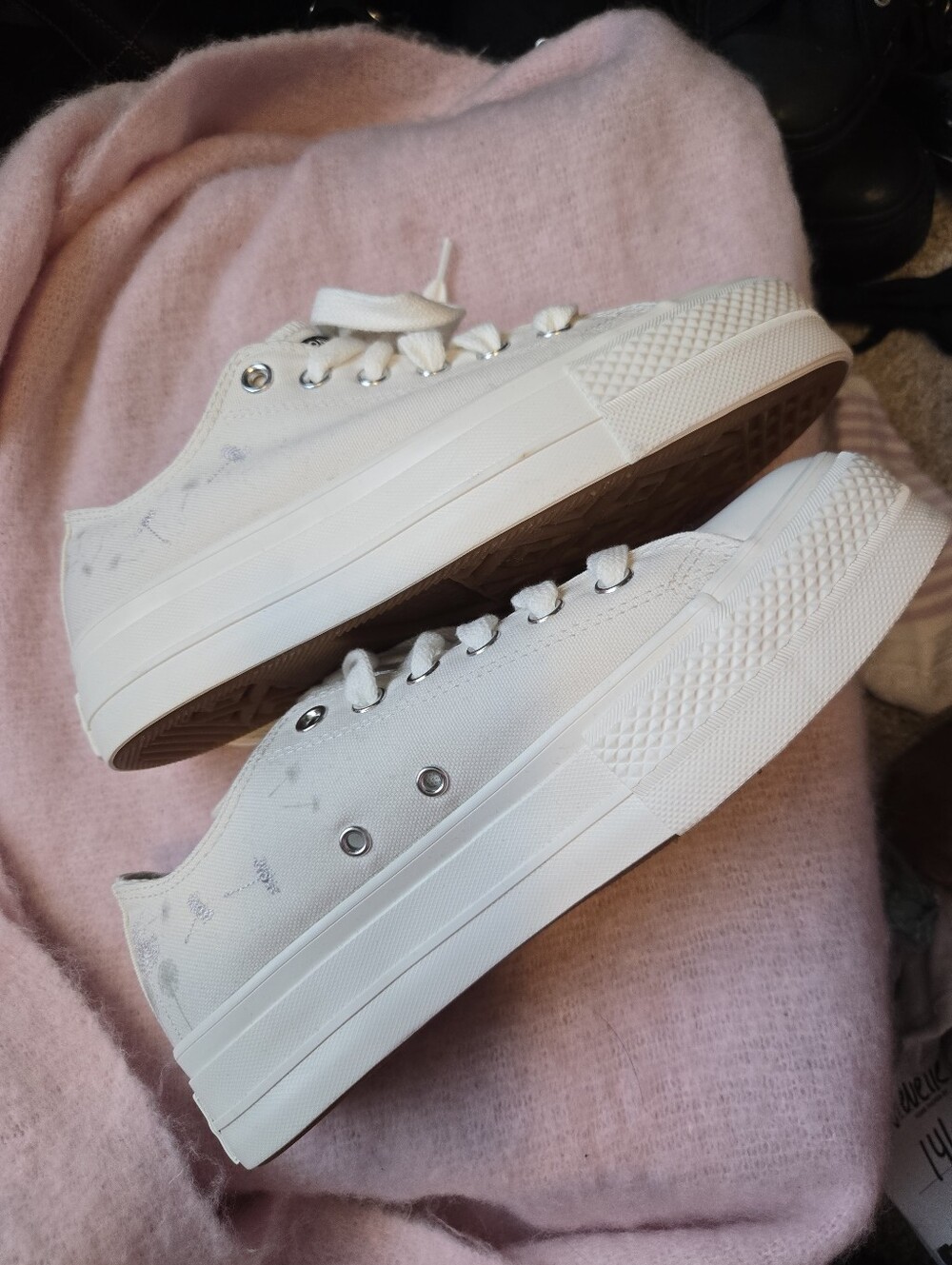 NWOB!Converse White Low-Top Platform Sneakers with Silver Floral Accents. Size 8 - Picture 5 of 13